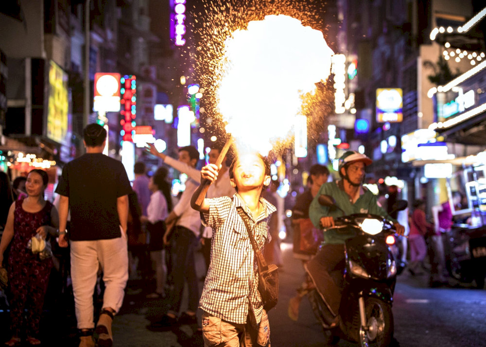 在令人眼花繚亂的馬戲團為您的夜生活增添一絲魔力